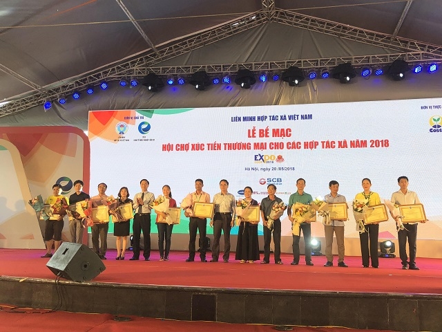 Phó Chủ tịch Liên minh HTX Việt Nam - Nguyễn Mạnh Cường và Phó Chủ tịch Liên minh HTX Việt Nam - Nguyễn Đắc Thắng trao bằng khen cho các đơn vị có thành tích xuất sắc