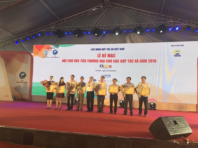 Chủ tịch Liên minh HTX Việt Nam - Nguyễn Ngọc Bảo trao bằng khen cho các đơn vị có thành tích xuất sắc trong Hội chợ