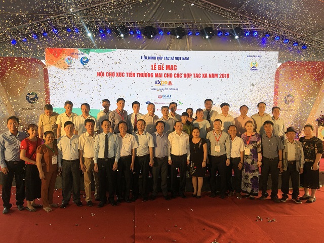 Lãnh đạo Liên minh HTX Việt Nam chụp ảnh lưu niệm cùng đại diện các đơn vị tham gia Hội chợ