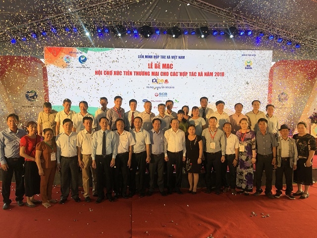 Lãnh đạo Liên minh HTX Việt Nam chụp ảnh lưu niệm cùng đại diện các đơn vị tham gia Hội chợ