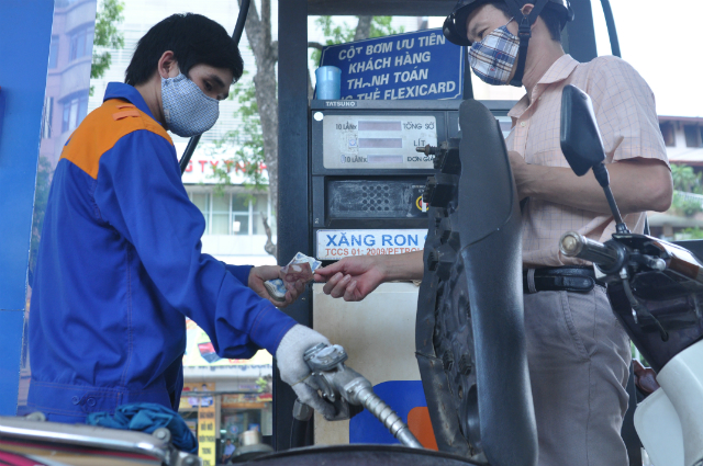 Thuế BVMT đối với xăng được đề xuất tăng kịch khung từ mức 3.000 đồng/lít lên 4.000 đồng/lít, các mặt hàng dầu tăng kịch khung lên mức 2.000 đồng/lít