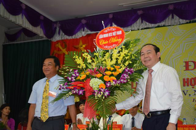 Chủ tịch Nguyễn Ngọc Bảo tặng hoa chúc mừng Đại hội V Liên minh HTX tỉnh Hưng Yên