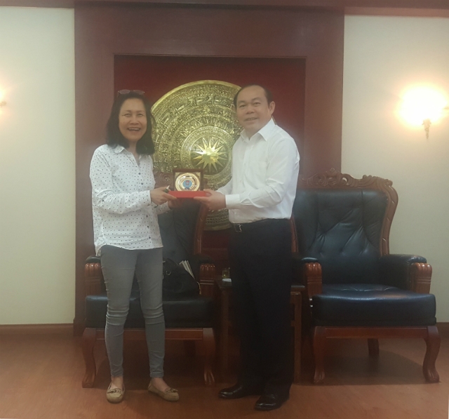 Chủ tịch Nguyễn Ngọc Bảo tặng kỷ niệm chương cho bà Nguyễn Mỹ Hạnh - chuyên viên tư vấn tổ chức Miglobe