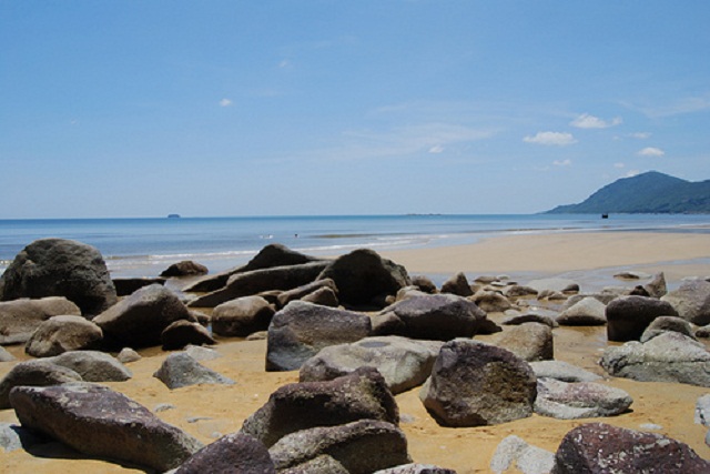 Bãi biển mang vẻ đẹp nguyên sơ