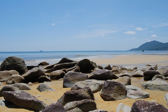 Bãi biển mang vẻ đẹp nguyên sơ