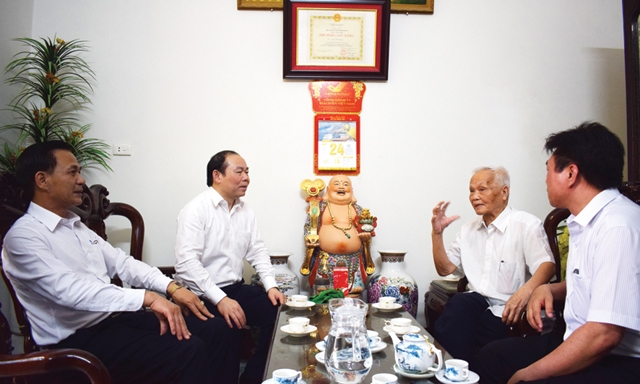 Chủ tịch Nguyễn Ngọc Bảo tới thăm AHLĐ Cao Văn Hoành