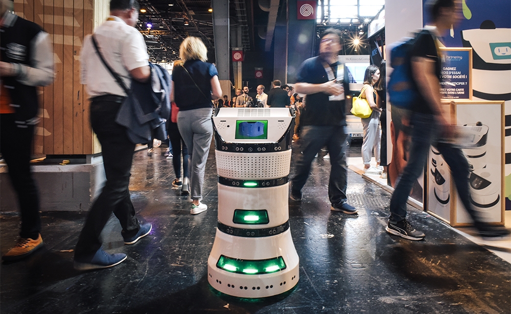 Robot Diya One X được phát triển bởi Partnering Robotics giúp làm sạch không khí tại các văn phòng.