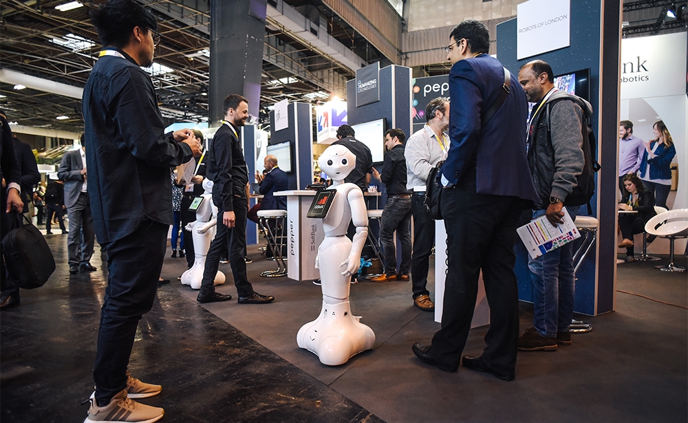 Robot Pepper đọc được cảm xúc con người.