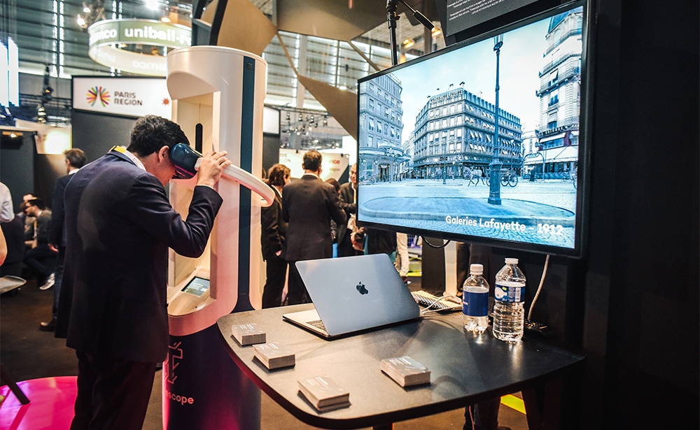 Khách tham quan trải nghiệm Timescope, một công cụ thực tế ảo mới.