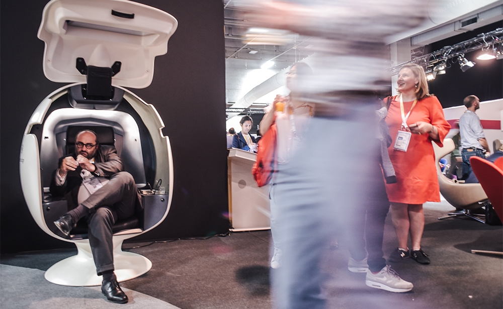 Một khách tham quan đang nghỉ ngơi trong quả “Bong bóng” của E-Bubble.