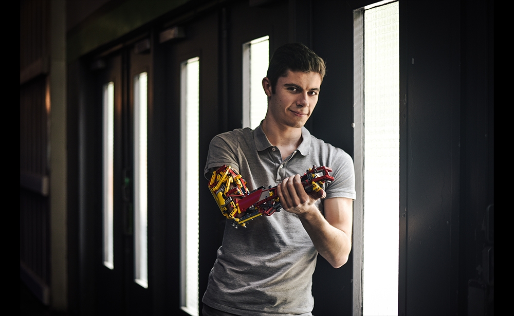 DJ nổi tiếng thế giới David Aguilar với cánh tay giả bằng Lego.