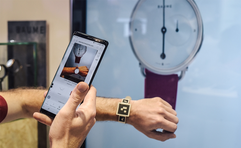 Một khách tham quan đang thử chiếc đồng hồ Baume .