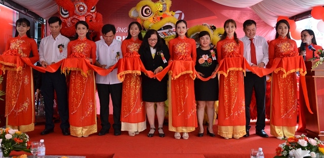Lãnh đạo Maritime Bank cắt băng khánh thành chi nhánh Trà Vinh