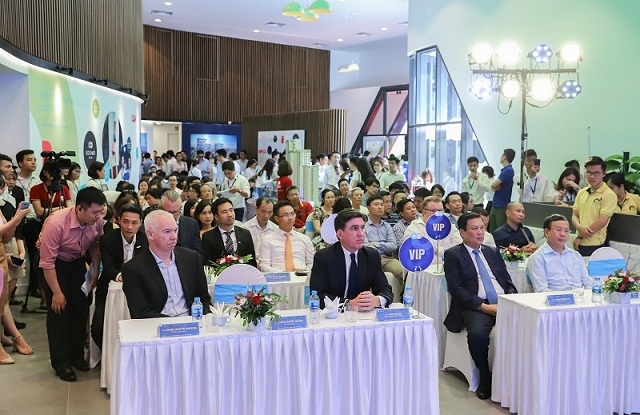 Đông đảo khách hàng tham dự sự kiện từ rất sớm