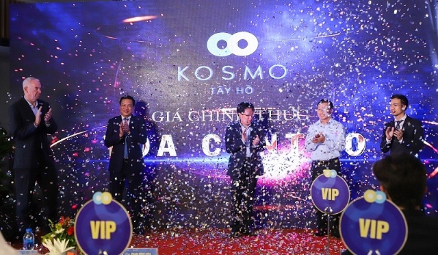 Các đại biểu chúc mừng sau khi thực hiện nghi thức