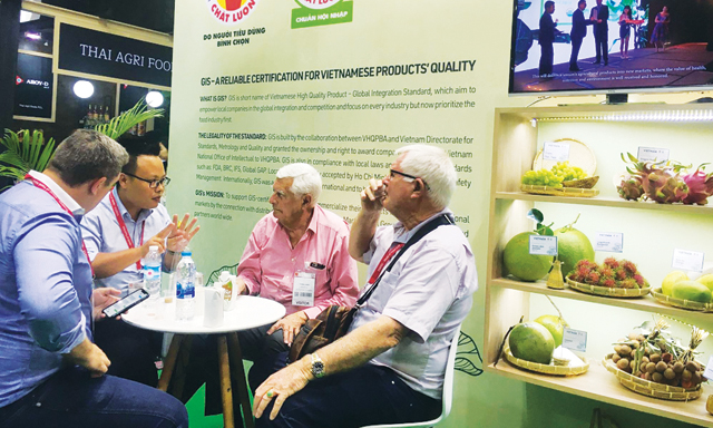 Các DN Việt tất bật tiếp khách đến tìm hiểu về trái cây hữu cơ tại Thaifex 2018