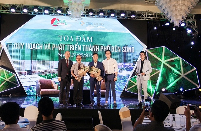 Đại diện CENLAND tặng hoa khách hàng tọa đàm