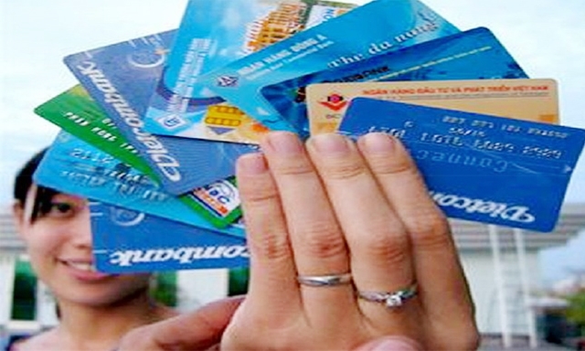 Tính đến hết năm 2017, cả nước có khoảng 132 triệu thẻ thanh toán do các ngân hàng phát hành, gồm thẻ ATM, thẻ tín dụng…, nhưng chỉ có 77 triệu thẻ hoạt động thực sự, 55 triệu thẻ còn lại là thẻ “rác”.