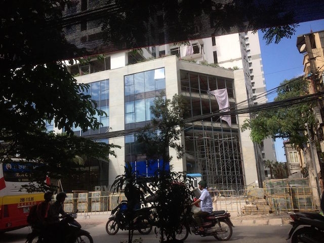 Phía ngoài dự án, vật liệu xây dựng vẫn còn ngổn ngang