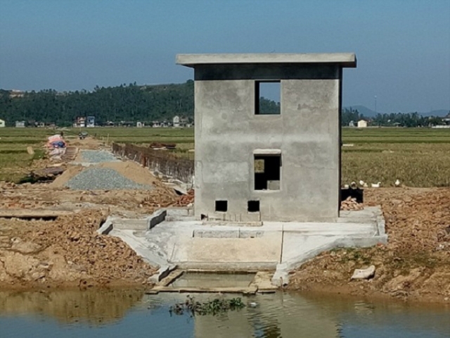 Một trạm bơm thuộc hạng mục của dự án đã phải tạm dừng thi công từ nhiều tháng nay