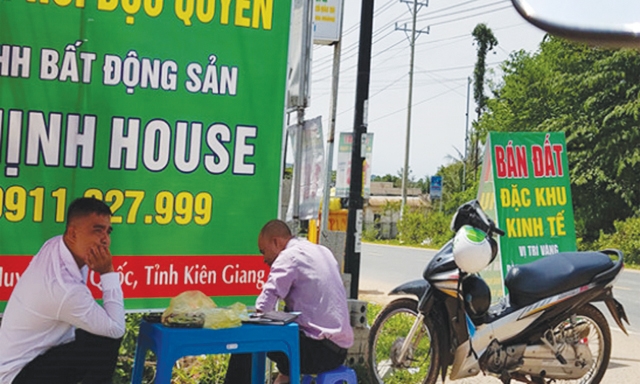 Việc chuyển nhượng đất đai ở các đặc khu đã được kiểm soát phần nào, song Chính phủ thẳng thắn đánh giá tình trạng chuyển nhượng đất ngầm vẫn còn diễn ra ở các khu vực dự kiến thành lập đơn vị hành chính – kinh tế đặc biệt mà vẫn chưa được phát hiện kịp thời, xử lý, nhất là tại các tỉnh Khánh Hòa và Kiên Giang.