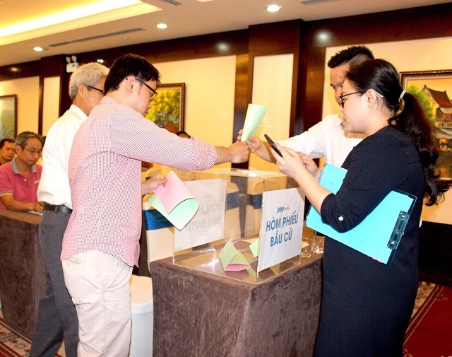 Cổ đông bỏ phiếu thông qua các tờ trình