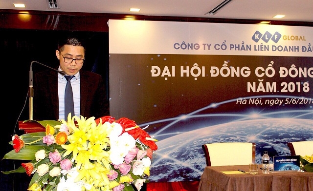 Phó Tổng Giám đốc Nguyễn Đức Công báo cáo về hoạt động kinh doanh năm 2017 và kế hoạch năm 2018