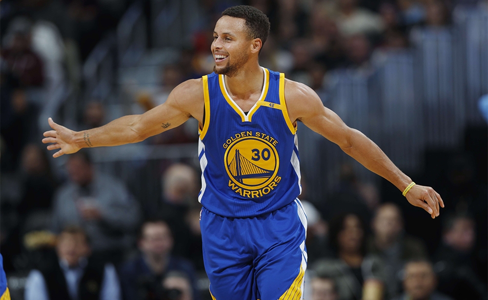 8. Stephen Curry Cầu thủ bóng rổ đang chơi cho câu lạc bộ Golden State Warriors là một trong những tay ném vĩ đại nhất của lịch sử giải bóng rổ NBA. Stephen Curry đã kiếm được 76,9 triệu đô la trong năm nay và vẫn ở vị trí thứ tám.