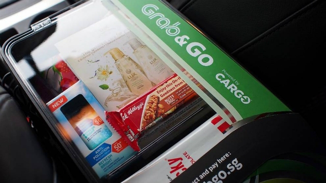 Hành khách của Grab có thể mua rất nhiều loại snack và những hàng hóa tiêu dùng từ Cargo khi ngồi trên xe (ảnh minh họa)