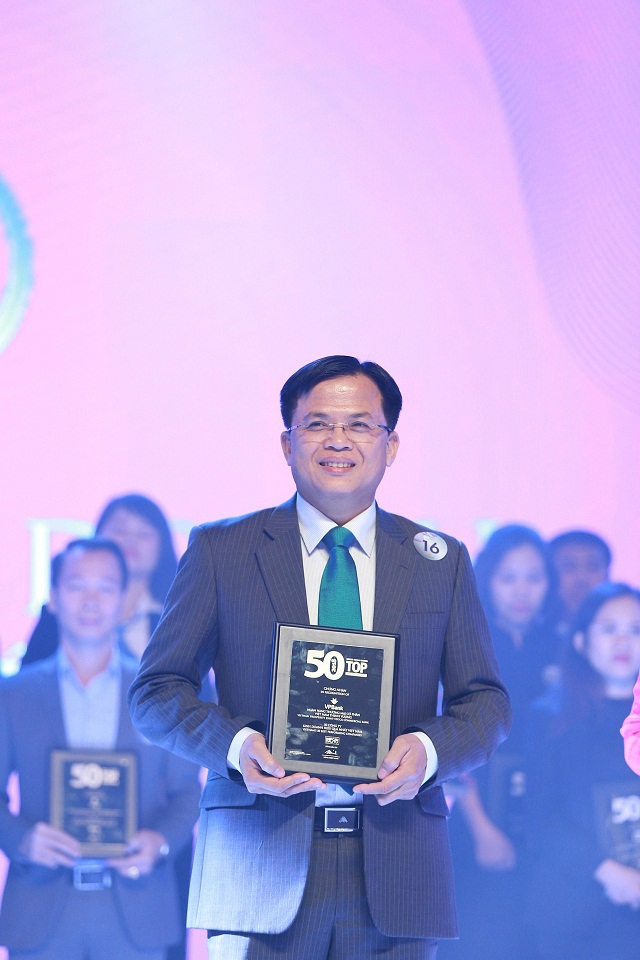 Đại diện VPBank nhận giải Top 50 công ty kinh doanh hiệu quả