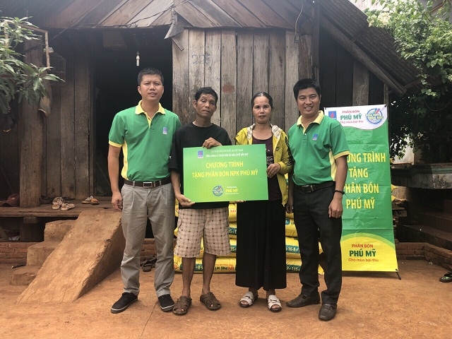 Trao tặng phân bón Phú Mỹ