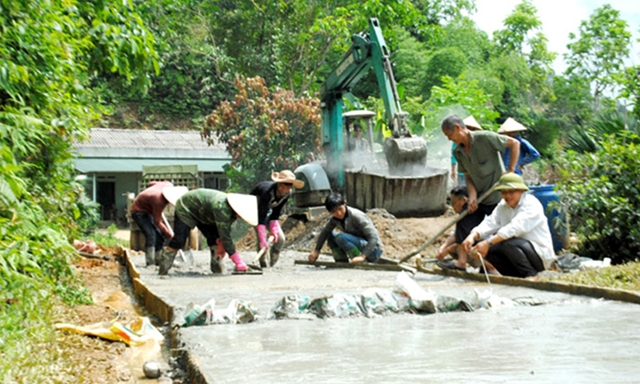 Người dân thôn Tân Tạo góp công làm đường bê tông nông thôn