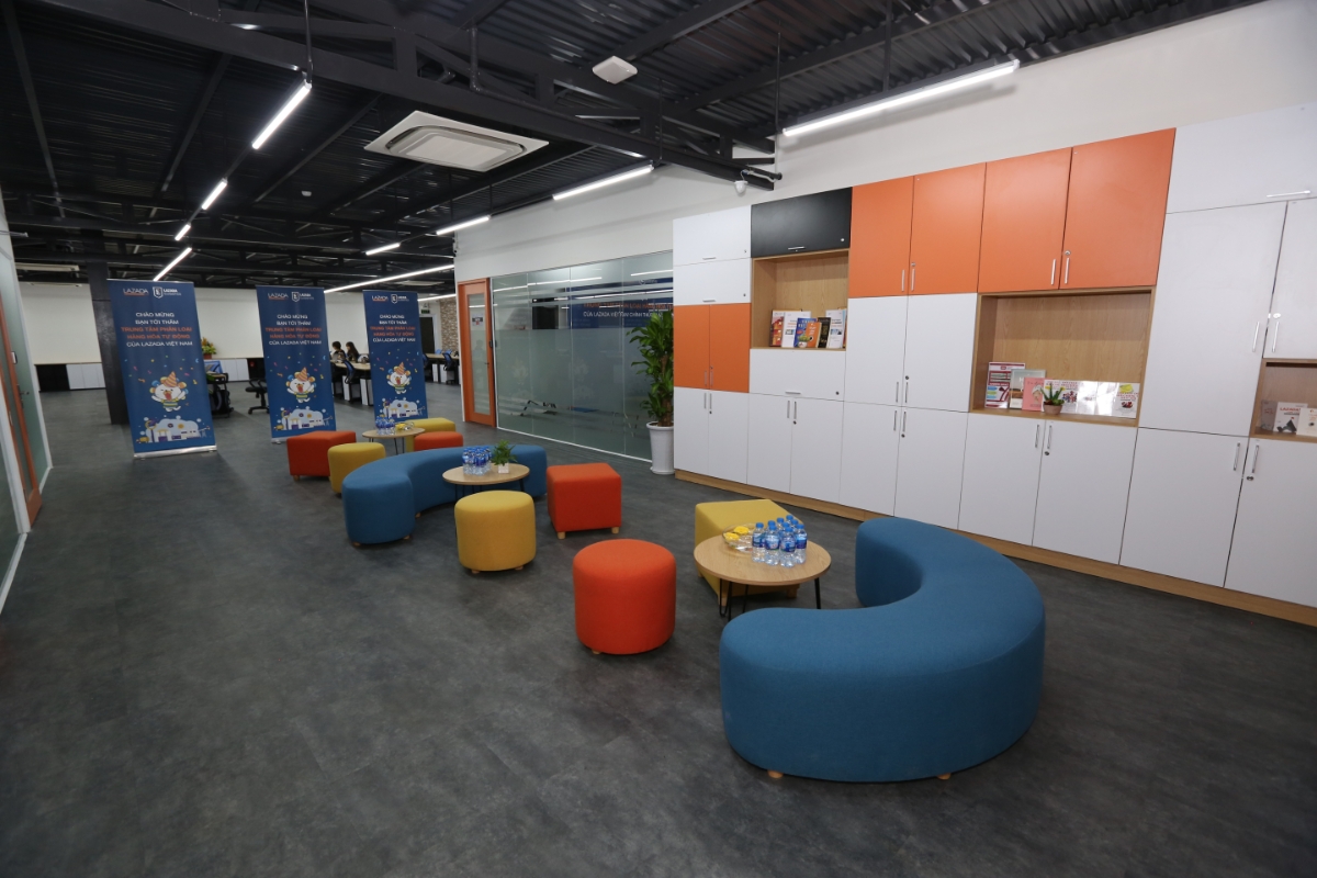 Hệ thống phân loại hàng hóa tự động thứ hai của Lazada với diện tích gần 1 hecta, được đặt tại Trung tâm Logistic Hateco, số 01 Huỳnh Tấn Phát, Khu Công Nghiệp Sài Đồng B, Long Biên, Hà Nôi.