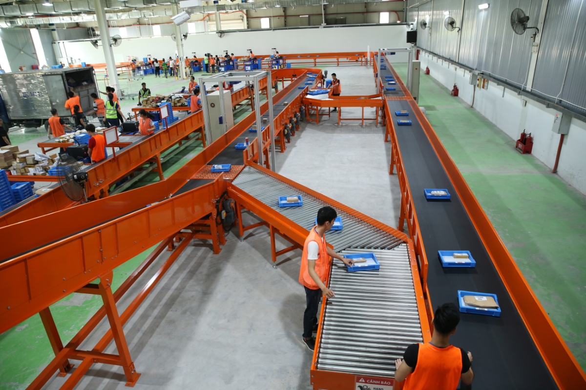 Lazada đầu tư vào hệ thống phân loại hàng hóa tự động, sử dụng robot để giảm bớt những sai sót về con người. Hệ Thống có công suất lên tới 10.000 sản phẩm/giờ được kì vọng sẽ đáp ứng sản lượng hàng hóa của Hà Nội trong khoảng 2 năm tới.