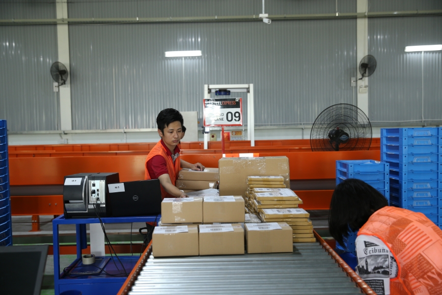 Hệ thống phân loại hàng hóa tự động mới tại Hà Nội có thể vận hành 24/24, tích hợp tính năng đọc mã vạch thông minh để nhận diện đơn hàng, và sử dụng robot để tự động phân loại theo kích thước, địa chỉ và chia về từng hub giao hàng khác nhau cũng như phân loại cho từng 3PLs.