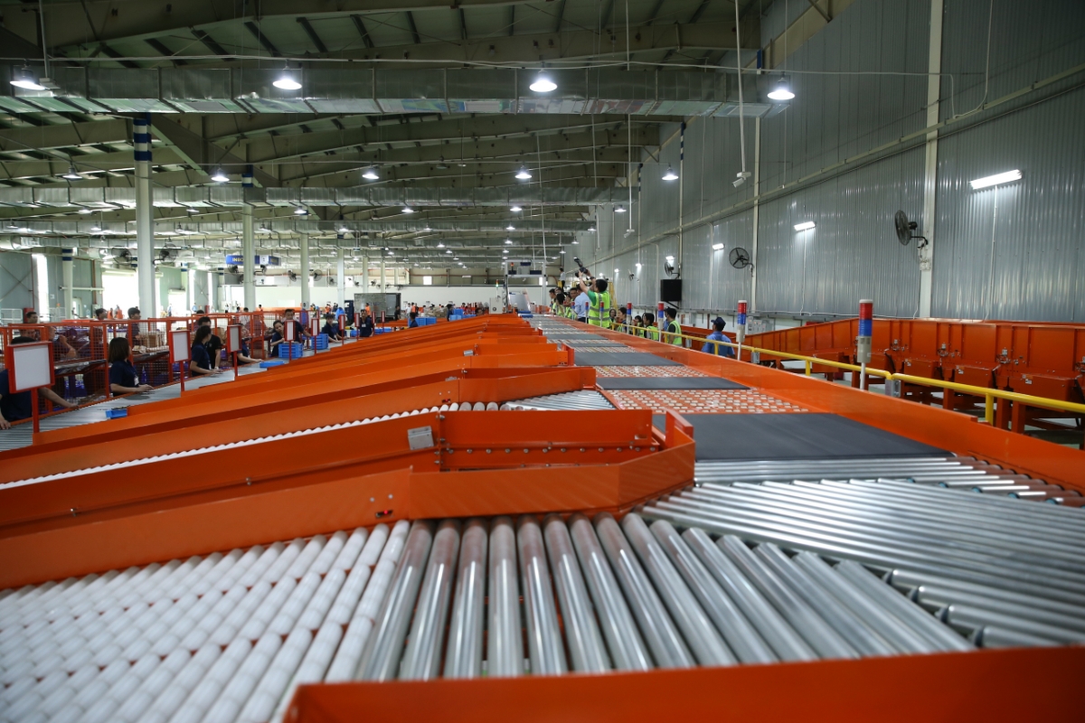 Với hệ thống mới này, nhân sự được bố trí bài bản hơn so với dây chuyền thủ công trước kia vì công đoạn phân loại hàng khó khăn nhất đã được giải quyết triệt để bằng robot.