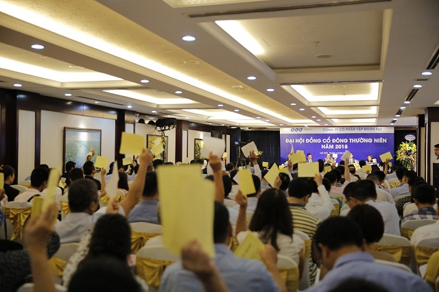 Cổ đông biểu quyết thông qua chương trình đại hội