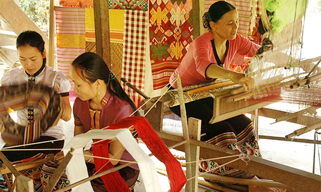 Nhờ HTX, nhiều gia đình thoát nghèo từ nghề dệt thổ cẩm