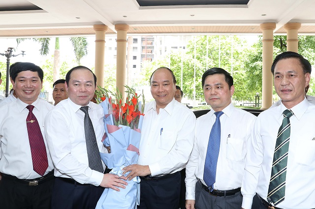 Lãnh đạo Liên minh Hợp tác xã Việt Nam tặng hoa Thủ tướng Nguyễn Xuân Phúc