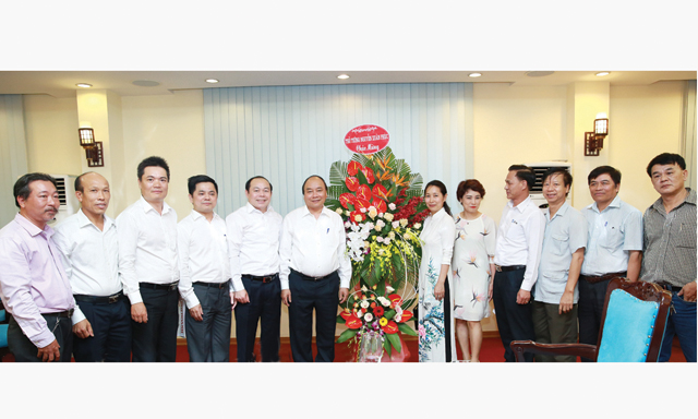 Thủ tướng Nguyễn Xuân Phúc cùng các lãnh đạo Liên minh HTX Việt Nam chụp ảnh lưu niệm với Thời báo Kinh Doanh