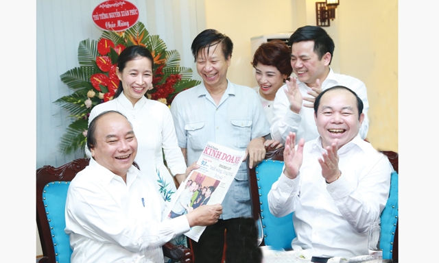 Thủ tướng Nguyễn Xuân Phúc đánh giá Thời báo Kinh Doanh đã có nhiều đóng góp cho công tác thông tin tuyên truyền về kinh tế hợp tác, hợp tác xã.