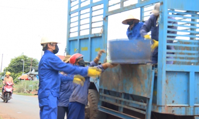 Thành viên HTX thu gom rác thải định kỳ