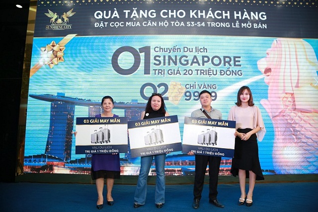 Nhiều khách hàng may mắn nhận quà tặng giá trị trong lễ mở bán Sunshine City