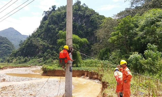 Công nhân công ty Điện lực Hà Giang khôi phục đường dây sau mưa lũ