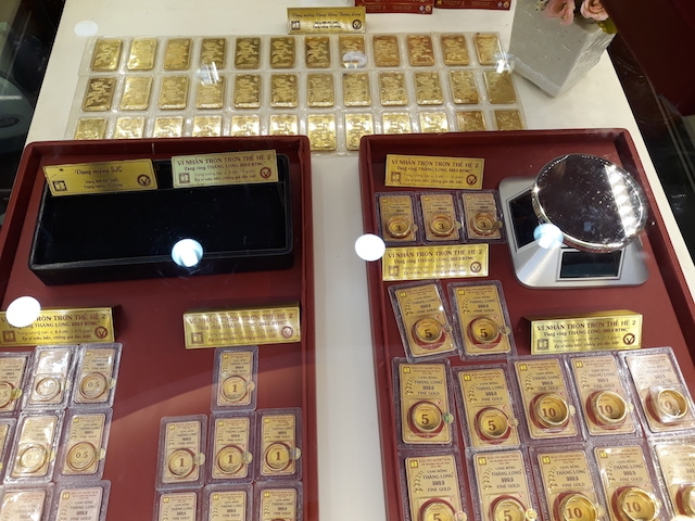 Giá vàng giảm thấp nhất gần 1 năm qua