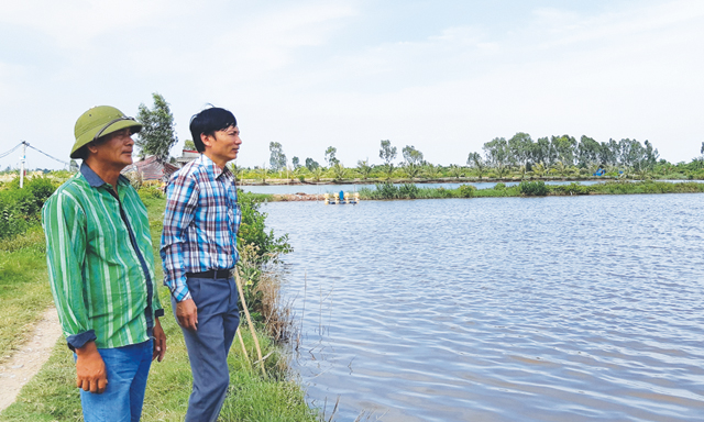 Cán bộ HTX trao đổi kinh nghiệm nuôi trồng thủy sản với thành viên