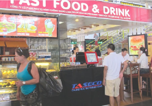 Doanh nghiệp cung ứng dịch vụ cơ bản thiết yếu tự quyết định chi phí phục vụ nhưng không vượt quá 15% so với giá tối đa quy định