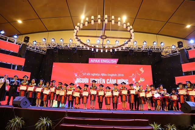 Chủ tịch Nguyễn Ngọc Thủy trao giải cho các học viên xuất sắc tại lễ tốt nghiệp Apax English 2018