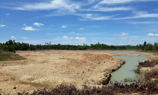 Hồ đập ở Nghệ An đã cạn trơ đáy vì nắng hạn