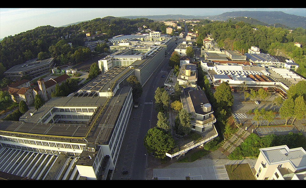 Khu công nghiệp Olivetti ở Ivrea, Italia Nằm trong khu vực Piedmont, thành phố công nghiệp Ivrea như là nơi thử nghiệm của hãng Olivetti - nhà sản xuất máy in, máy tính. Khu công nghiệp này bao gồm một nhà máy lớn, các tòa nhà hành chính và các tòa nhà dành riêng cho các dịch vụ xã hội và nhà ở. Được thiết kế vào giữa năm 1930 và 1960 bởi doanh nhân người Italia nổi tiếng, kiến trúc sư quy hoạch đô thị và chính trị gia Adriano Olivetti. Quần thể kiến trúc này phản ánh những ý tưởng của Phong trào Cộng đồng (Movimento Comunità). Một dự án xã hội gương mẫu, Ivrea thể hiện một tầm nhìn hiện đại về mối quan hệ giữa sản xuất và kiến trúc sản xuất.